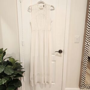 Elegant White Sleeveless Dress